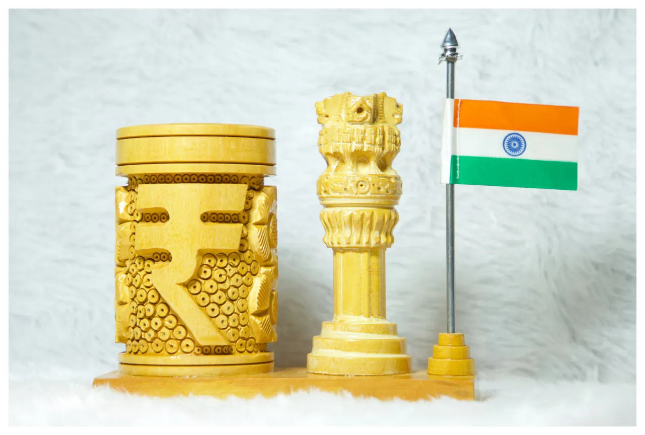 Decorative wooden pen stand